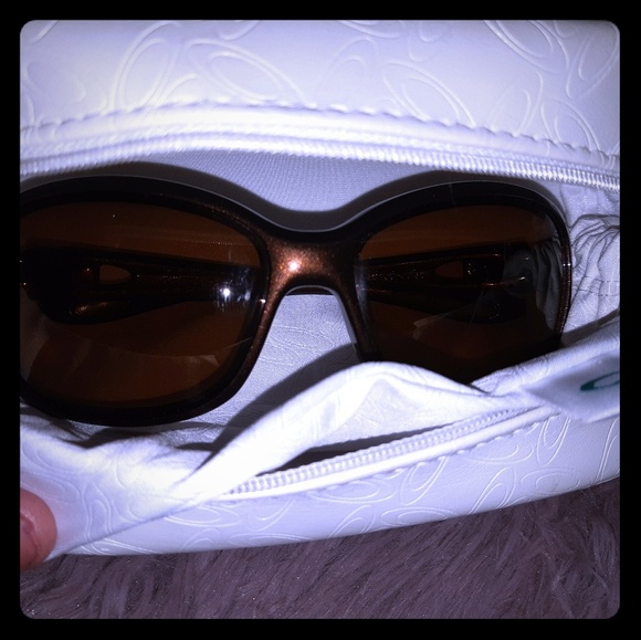 Oakleys with case - Picture 1 of 2